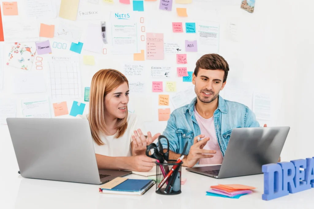 Influencer promoting e-learning course, a dynamic collaboration for enhanced education