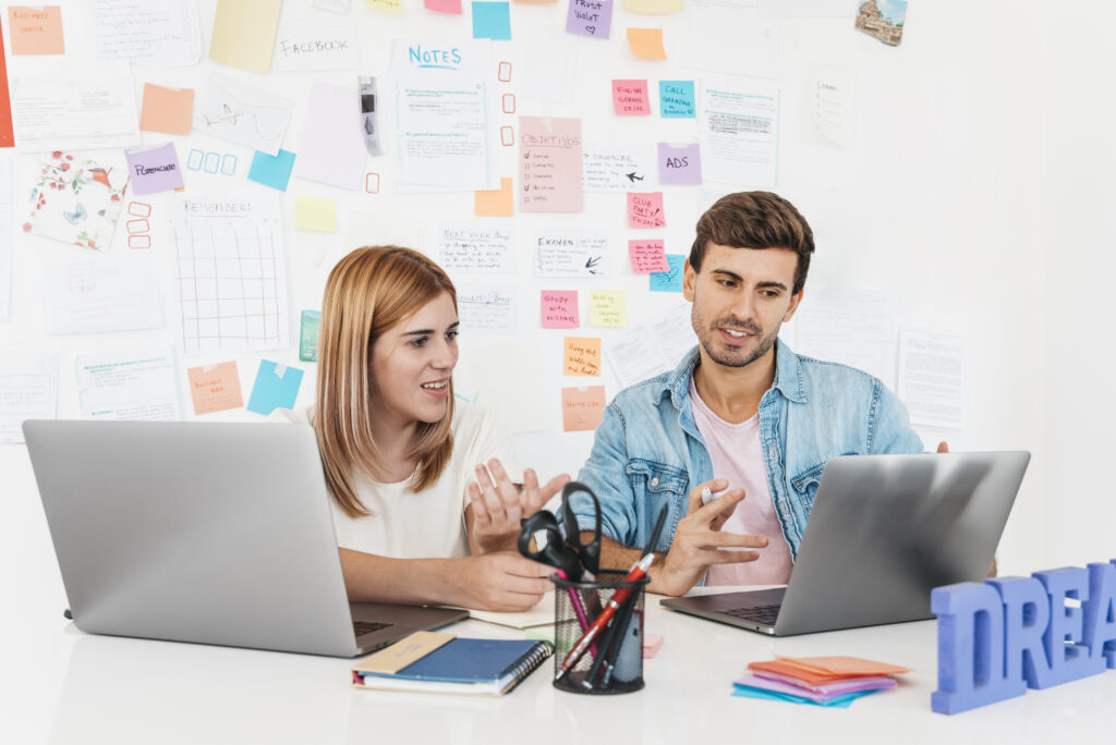 Influencer promoting e-learning course, a dynamic collaboration for enhanced education